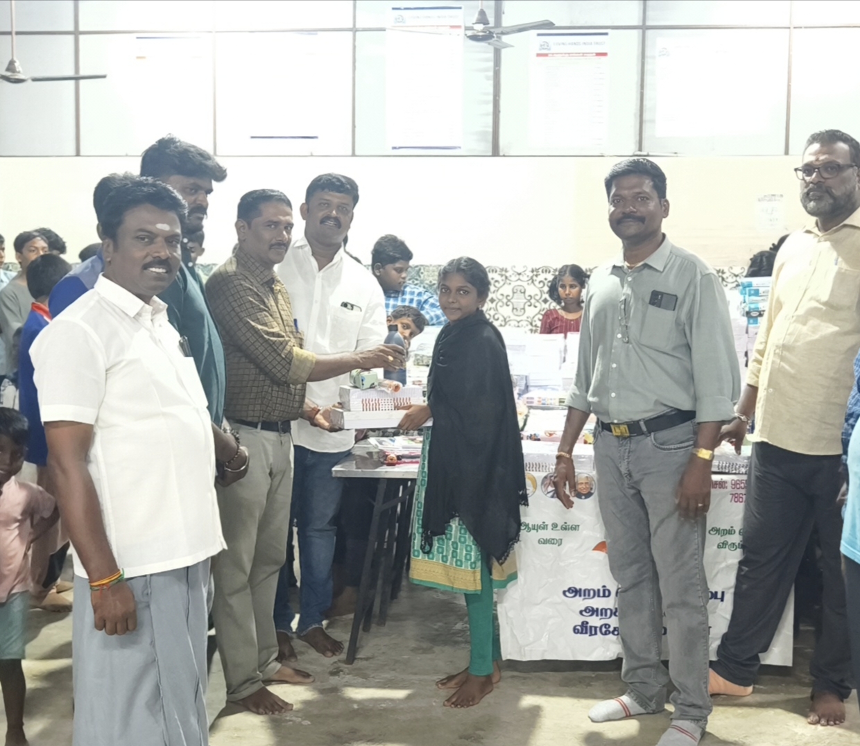 சாம்பவர்வடகரை அன்பின் கரங்கள் இந்தியா டிரஸ்ட் இல்லத்தில் பயிலும் ஏழைமாணவர்களுக்கு கல்வி உபகரணங்கள் வழங்கிய அறம் செய விரும்பு அறக்கட்டளை......!!                 