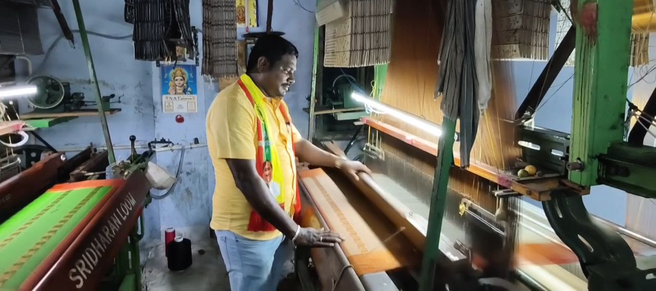 எடப்பாடியில் தறி ஓட்டி வாக்கு சேகரித்த தவாக வேட்பாளர்..