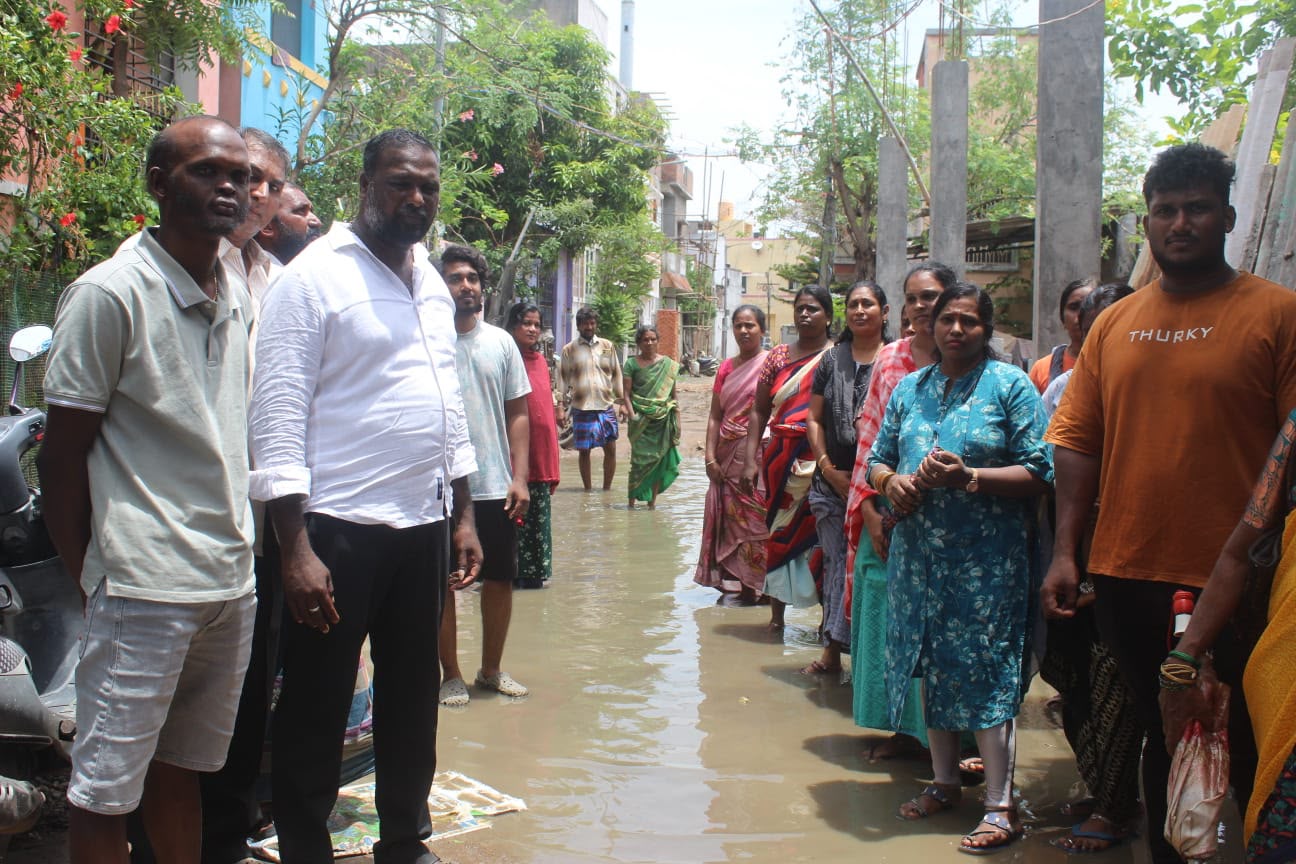 சென்னை அம்பத்தூரில் சாலையின் நடுவே குளம்போல் தேங்கி கிடக்கும் மழைநீர் கழிவுநீர் பொதுமக்கள் பெரும் அவதி 