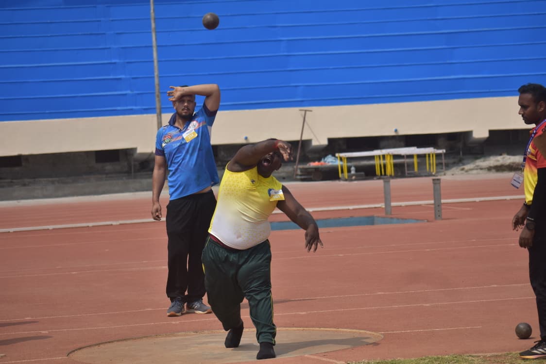 கோவையில் நடைபெற்ற பாரா ஒலிம்பிக் போட்டியில் சேலம் விக்னேஷ் என்ற மணிகண்டன் மூன்று வெள்ளி பதக்கங்கள் வென்றுள்ளார் 